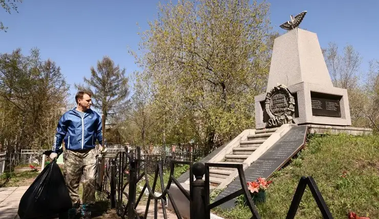 Красноярские депутаты провели субботник на Троицком кладбище