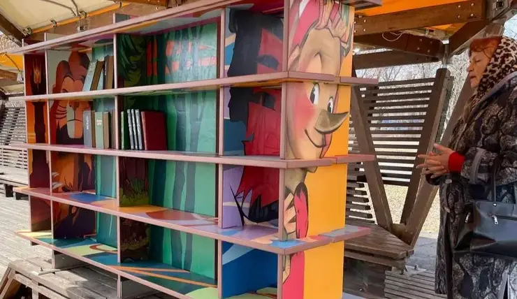 В красноярском Татышев-парке вновь появился шкаф для обмена книгами