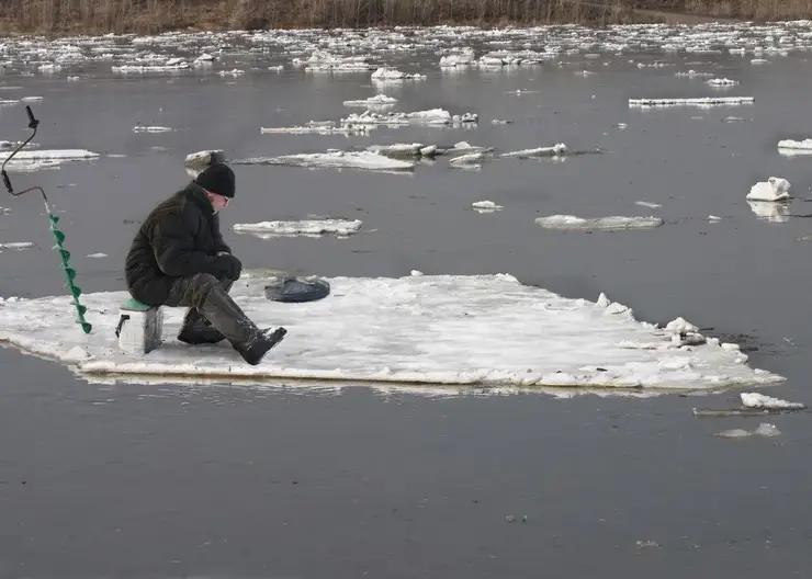 На Красноярском водохранилище спасли рыбака с оторвавшейся льдины