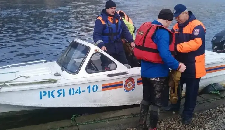 На Красноярском водохранилище спасли двух пассажиров лодки со сломанным двигателем