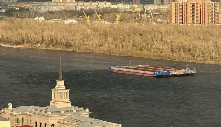 В Красноярске на Енисее лодка столкнулась с баржей