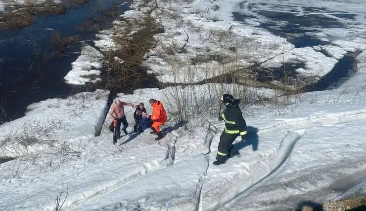 В Красноярском крае случайный прохожий спас провалившегося под лед ребенка