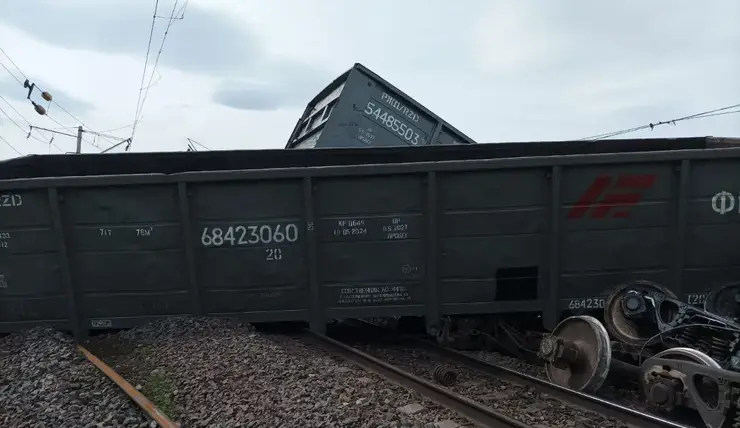 Под Красноярском полностью восстановили движение поездов после схода грузового состава