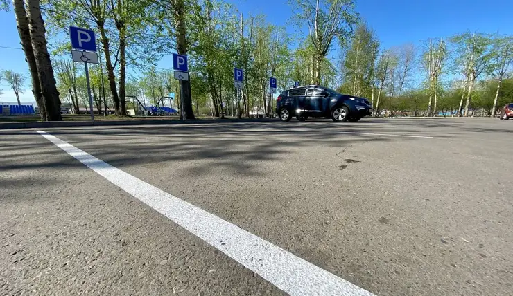 На острове Татышев в Красноярске обновили разметку на парковках