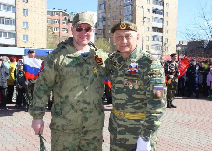 Бойцу СВО на митинге в Красноярске вручили орден Мужества