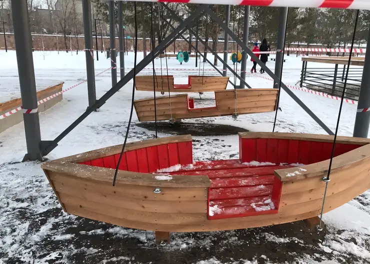 Сломанные качели-лодки в Красноярске починит подрядчик