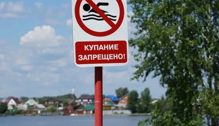В Красноярске из Енисея вытащили купающихся детей
