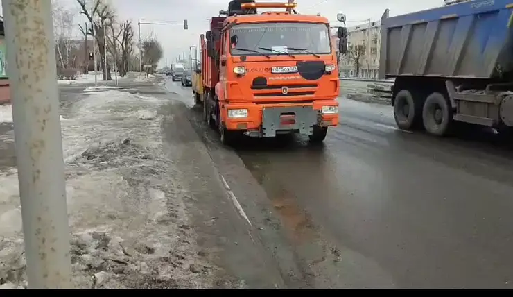 Дорожники после зимы чистят дороги и тротуары Красноярска от песка