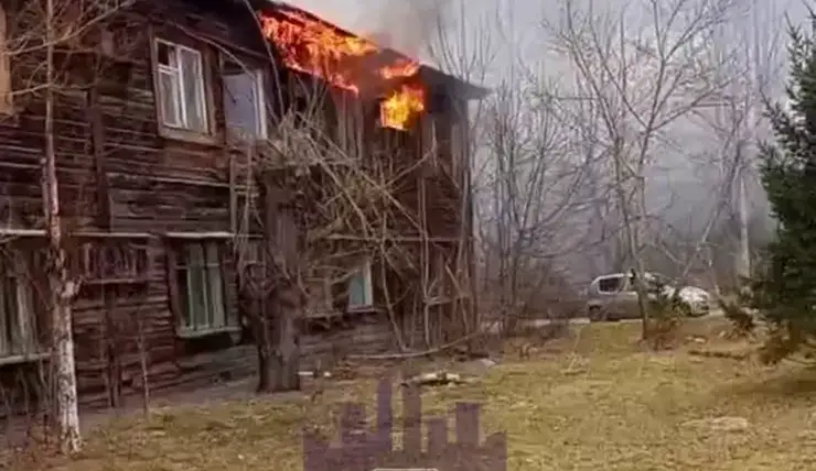 В Красноярске на Семафорной горит двухэтажный дом