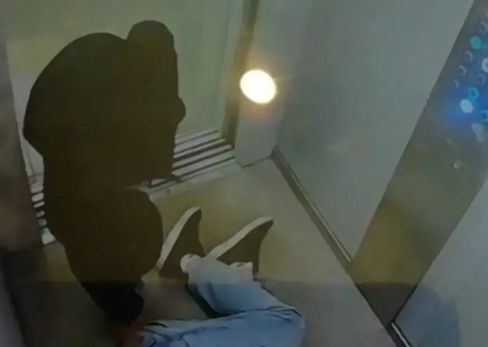 В Красноярске мужчина украл телефон у заснувшего в лифте парня