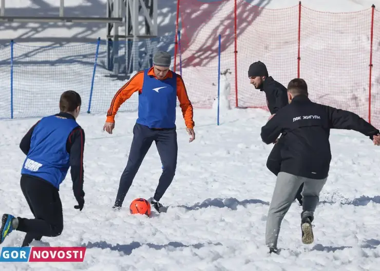 В Красноярске стартовал Суперкубок по футболу на снегу