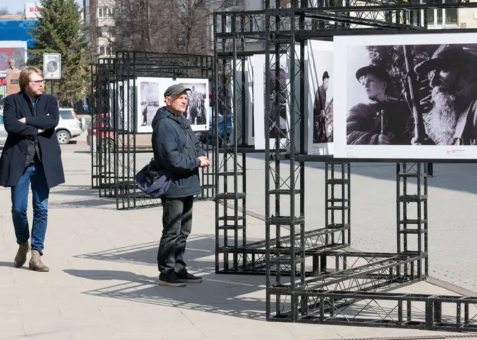 В центре Красноярска открылась фотовыставка с кадрами времен Великой отечественной войны