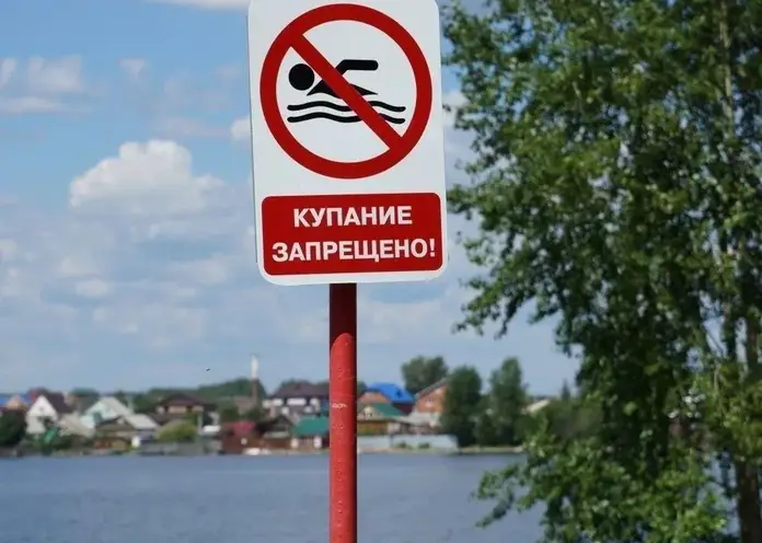 В Красноярске из Енисея вытащили купающихся детей