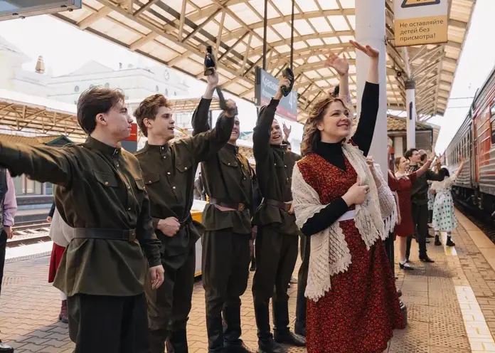 На железнодорожном вокзале Красноярска прошло театрализованное шоу