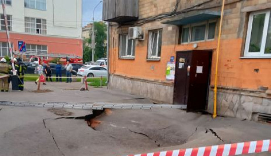 В центре Красноярска специалисты обследуют место провала грунта