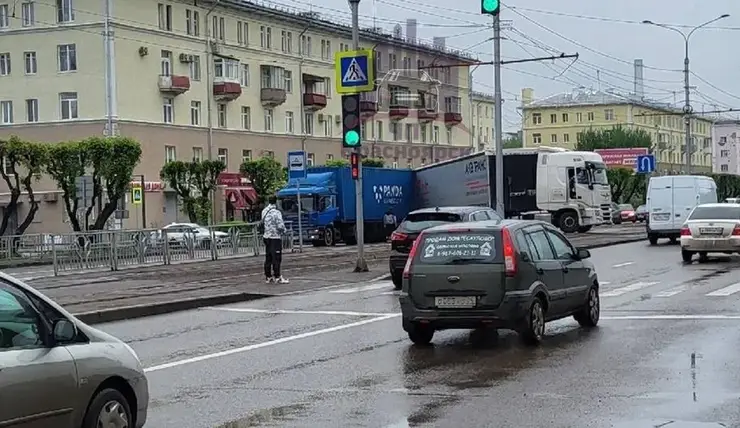Две фуры перекрыли движение по проспекту «Красноярский рабочий»