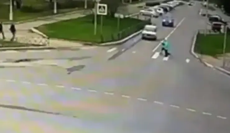 В Зеленогорске две бабушки перебегали дорогу на красный и попали под колеса автомобиля
