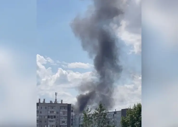 В Красноярске проспект Металлургов затянуло дымом от пожара