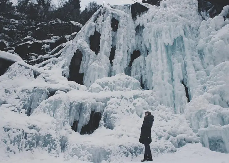 В Красноярске на Столбах заливают ледяной водопад