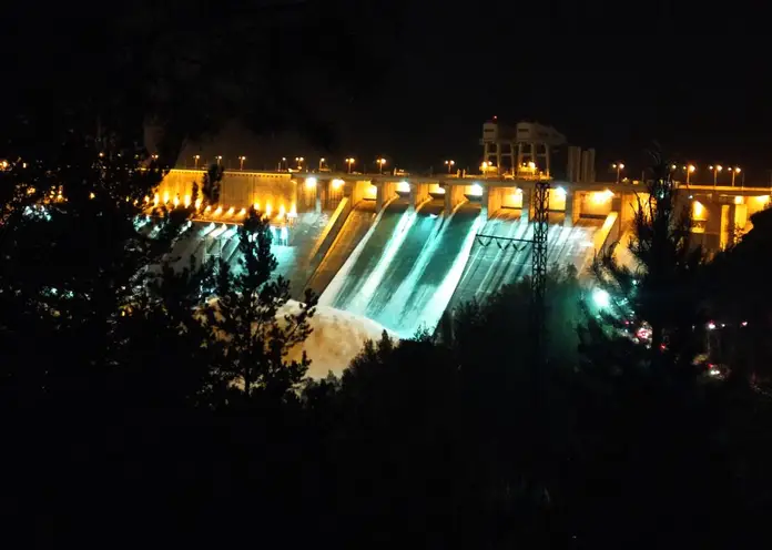 На Красноярской ГЭС 4 июня увеличат сброс воды до 7 тысяч кубометров в секунду