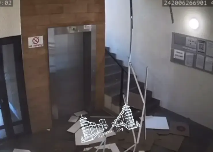В Красноярске обрушившийся в жилом доме потолок едва не задел женщину