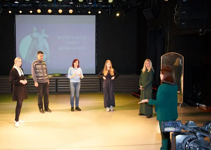 Артистки Красноярского музыкального театра дали мастер-класс для подростков и их родителей