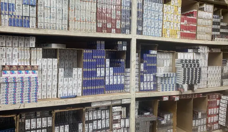В Красноярске предприниматель закупил 10 тысяч пачек нелегального табака по просьбе покупателей