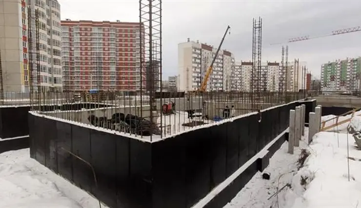 В Красноярске завершается строительство цокольного этажа для новой школы в Северном