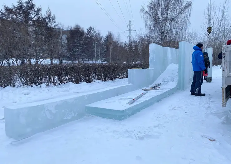В Октябрьском районе Красноярска начали монтировать ледовый городок