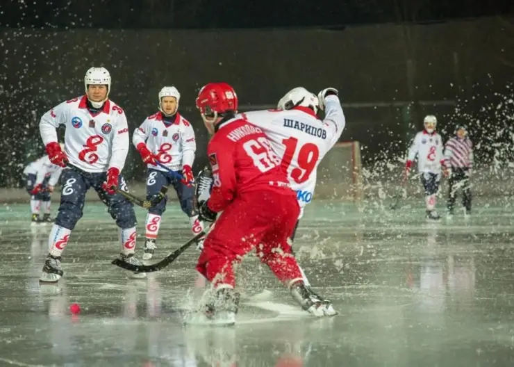 Хоккейный «Енисей» под проливным дождём обыграл «Уральский трубник»