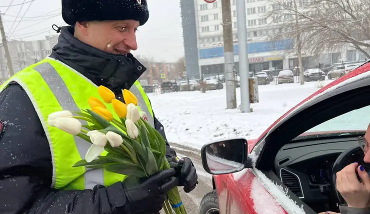В Красноярске инспекторы ГИБДД поздравили женщин-водителей с наступающим праздником