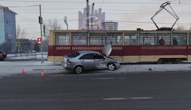 В Красноярске в ДТП с 85-м автобусом, машиной и трамваем пострадали 2 человека