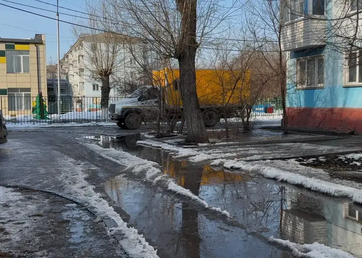 В Красноярске около детского сада прорвало трубу с холодной водой