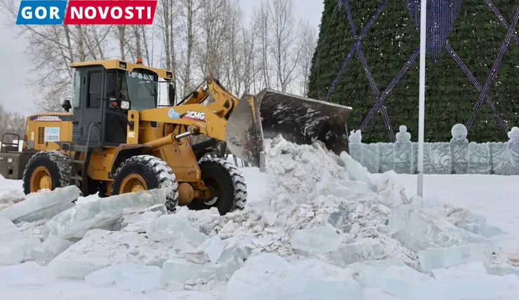 В Красноярске разбирают ледовый городок на острове Татышев