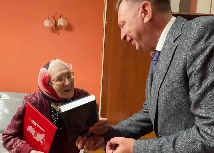 В Красноярске ветеран Александра Фомичева отметила 100-летний юбилей