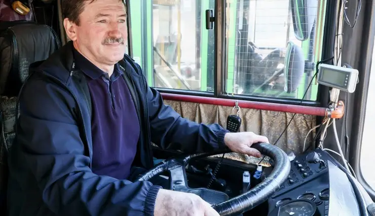 Красноярский водитель Александр Джуплий водит автобус уже 35 лет