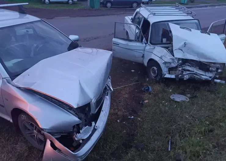 В Курагино водитель ВАЗ-2106 сбежал от полицейских и въехал на встречке в «Шкоду»