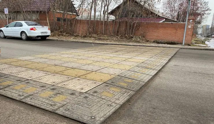 В Красноярске обустроили 10 особых пешеходных переходов