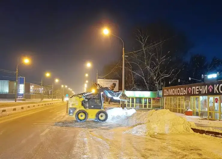 В Красноярске ночью убрали 8062 кубометра снега