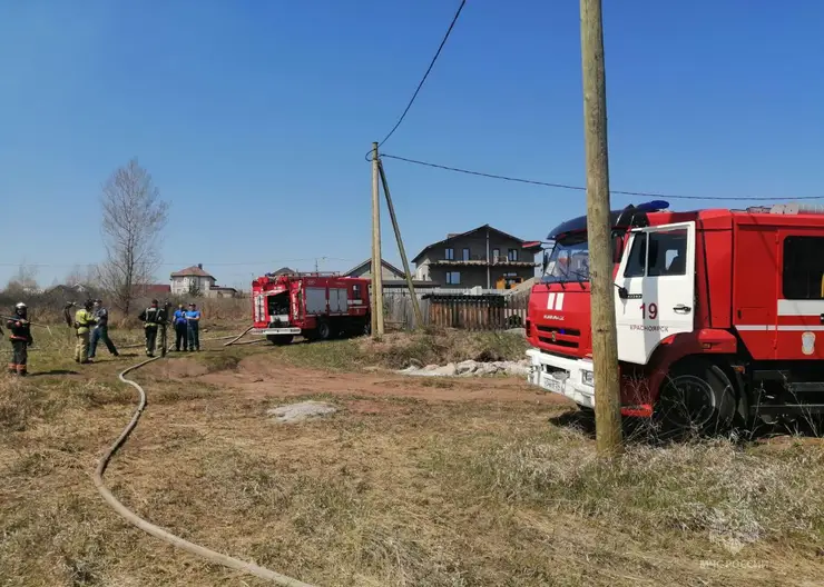 В Красноярске на улице Защитников Ленинграда неизвестный устроил пал травы