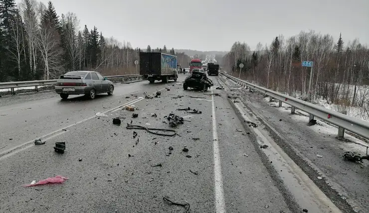 В Красноярском крае два человека погибли в ДТП с грузовиком