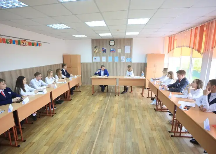 Сергей Ерёмин продолжает встречи со старшеклассниками