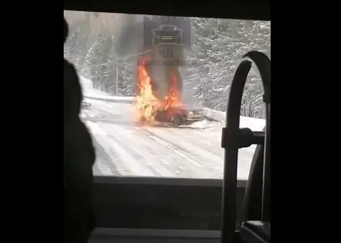 На трассе в Красноярском крае автомобиль ВАЗ полностью сгорел после столкновения с фурой