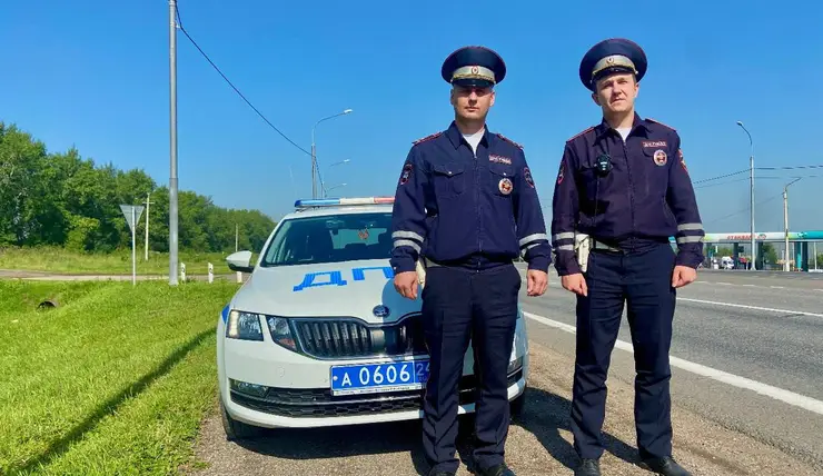 Под Красноярском сотрудники ГИБДД помогли задыхающейся женщине