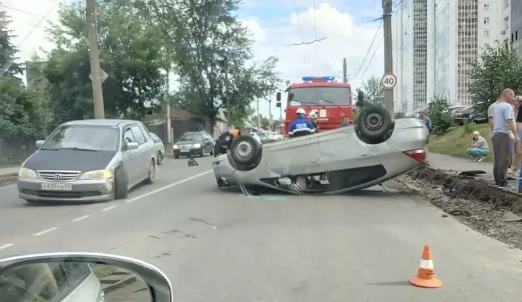 В Красноярске в аварии с перевернувшимся автомобилем на Киренского пострадали водитель и пассажир