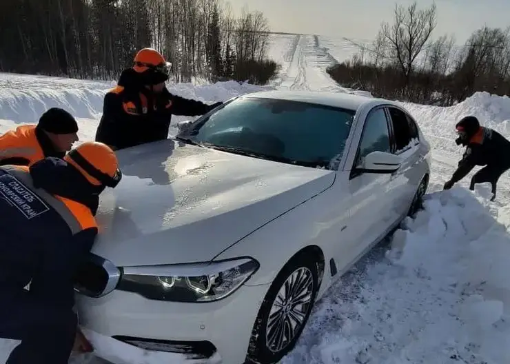 Спасатели помогли застрявшему ночью на трассе в Красноярском крае автомобилисту
