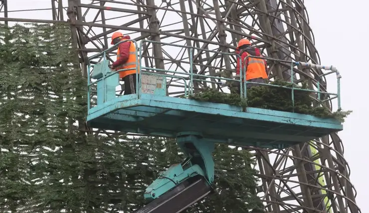 В Красноярске на главную городскую ёлку установили верхушку и звезду