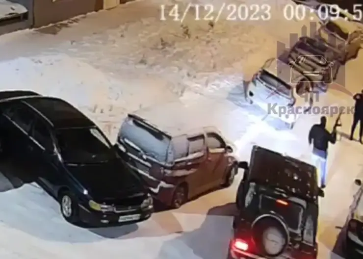 В Красноярске водитель «Гелендвагена» устроил стрельбу на улице Елены Стасовой