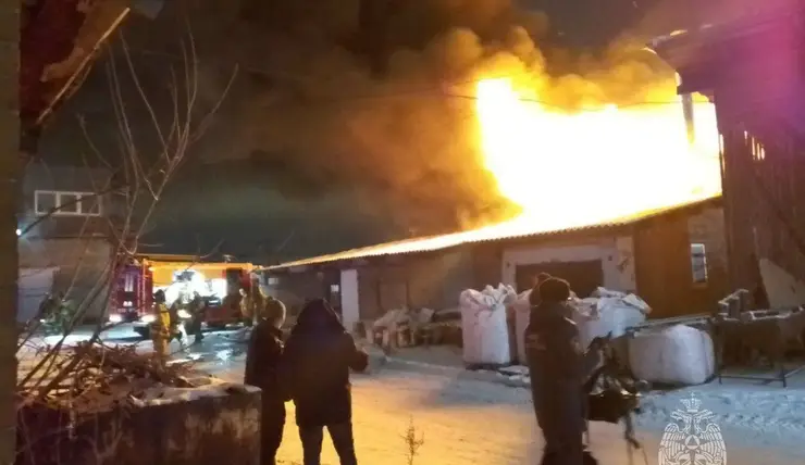 В Красноярске во время ночного пожара сгорел мебельный цех на Полигонной