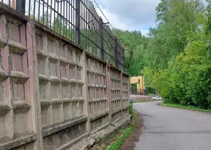 В Красноярске 3 июня закроют часть дороги на Базайской из-за опасной подпорной стены